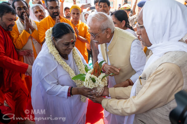 Mata Amritanandamayi tweet media