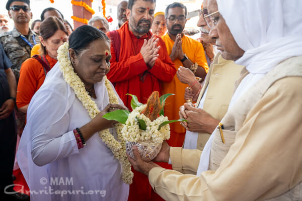 Mata Amritanandamayi tweet media