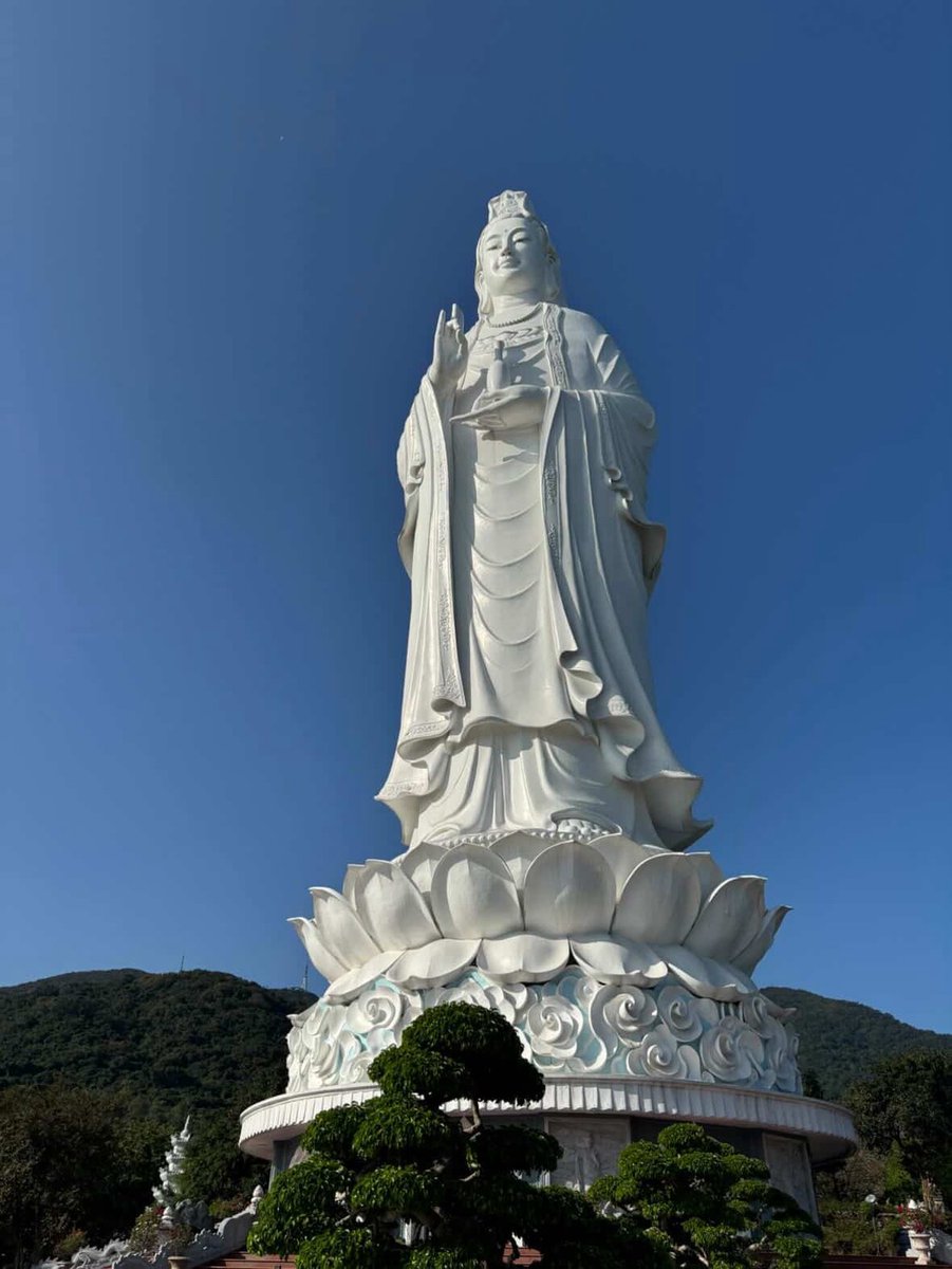 สวัสดีจากเวียดนามครับ มีแมสเซจเล็ก ๆ มาว่าฝากสำหรับสายพระโพธิ์สัตว์

"รู้ว่าช่วงนี้รู้สึกน้อยใจ เหมือนอกหักว่าทำไมขออะไรไม่ได้เหมือนคนอื่นเขา อยากปลอบใจว่าเฝ้ามองอยู่เสมอ เคารพตัวเอง เชื่อมั่นตัวเองเยอะ ๆ 

บางอย่างที่ขอ ทำได้ด้วยตัวเองโดยไม่ต้องพึ่งเรา"