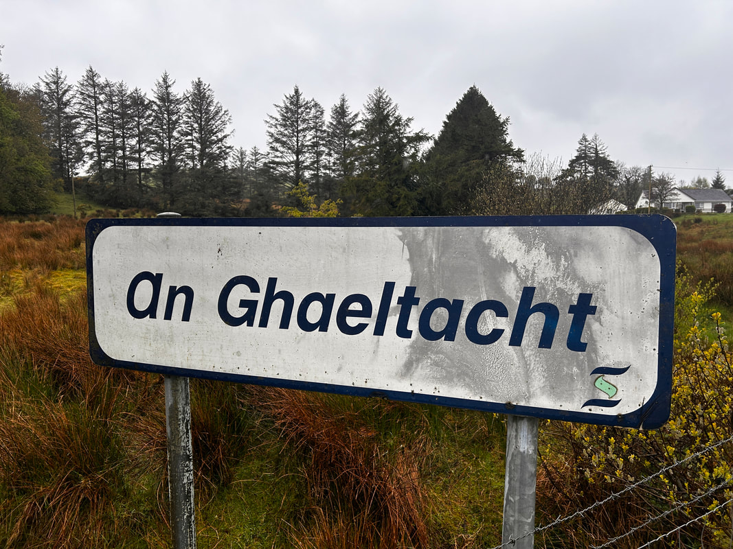 ForadeMapa's tweet photo. Feliz san Patricio a tod@s os/as irlandeses, especialmente ós que falan a lingua nacional e oficial en toda a illa, o irlandés. 

Hoxe só unha minoría (75K persoas) o fala habitualmente, mais nos últimos anos o irlandés está a gañar moita popularidade entre a rapaciada da illa https://t.co/mPmjdrirwT