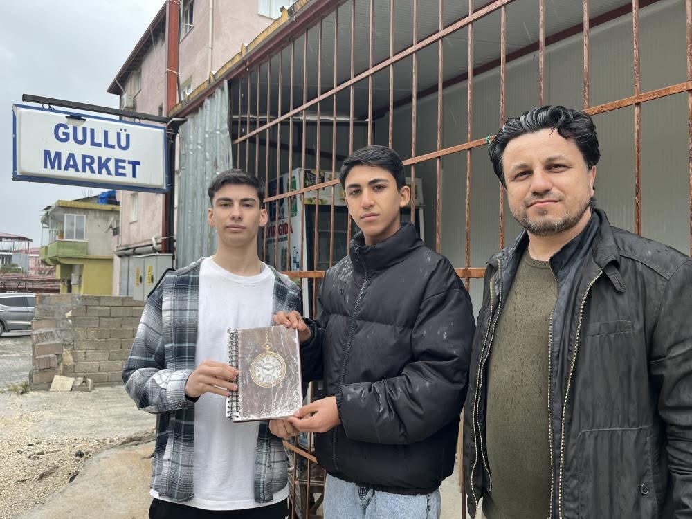 Hatayhakkinda's tweet photo. Hatay’da bir grup lise öğrencisi, kendi aralarında topladıkları parayla üç mahalle bakkalındaki 10 depremzede ailenin borcunu kapattı. https://t.co/9YvBlQOqPv