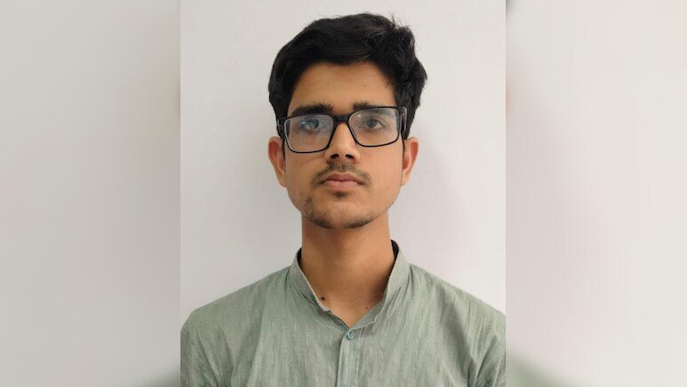 HatetrackIN's tweet photo. From Medical college to Muslim terrorist gang, 

From white coat to covert cell-

Journey of an Islamist Haarish Ali.

Ali,a BDS second year student is now arrested by Police for his links with ISIS.

Can Islamists still be believed after Delhi blast and this? https://t.co/JH7yvh9LQh
