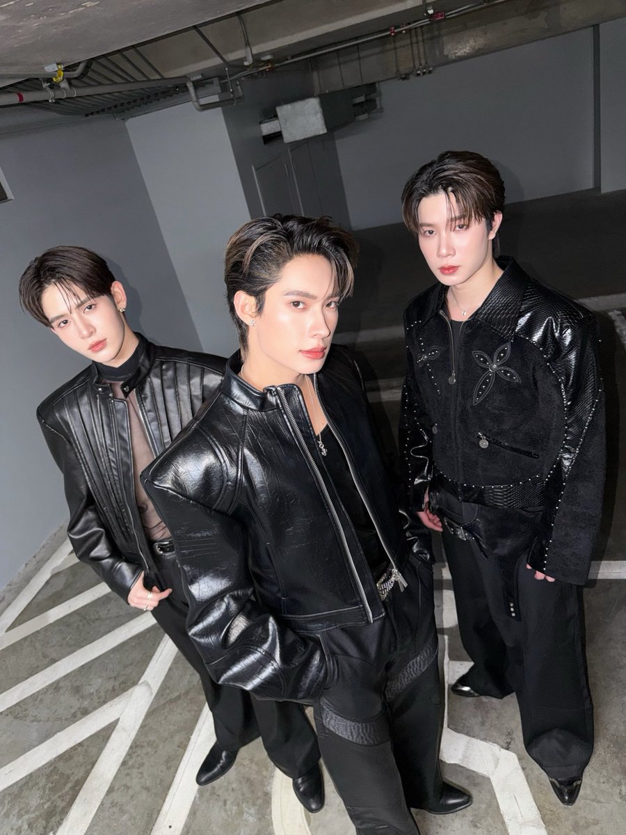 DomundiTV's tweet photo. “เจมส์” “ติวเตอร์” “ยิม” พร้อมแล้วสำหรับงานประกาศรางวัล TOTY MUSIC AWARDS - Shining Forwards Thai Music 2025 ✨️

@Jamessu_w @TutorKrp 
@mynameis_yim 
#TOTY2025xDMDMusic
#TOTY2025 https://t.co/BAHrFUwvMw