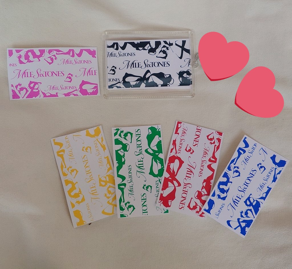 SixTONESのチケットの裏面が6色そろったしキーホルダーにしてみた