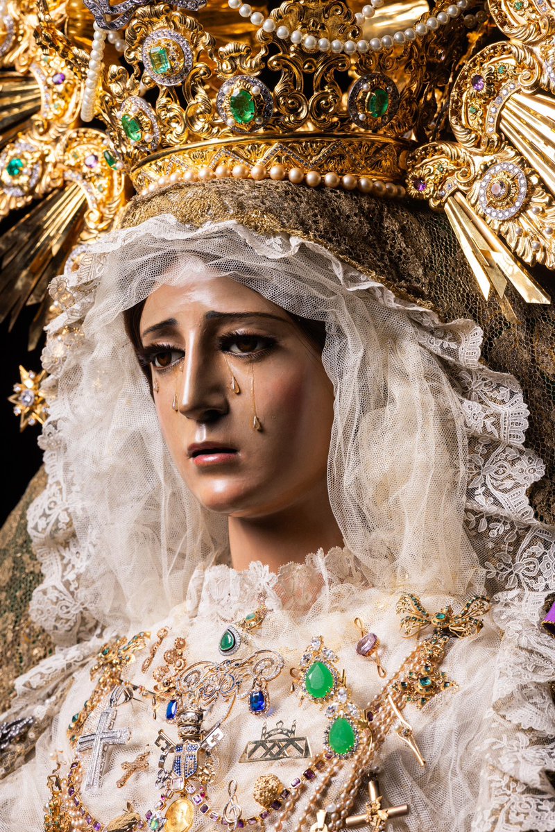 "𝐺𝑢𝑎́𝑟𝑑𝑎𝑚𝑒 𝑐𝑜𝑚𝑜 𝑎 𝑙𝑎 𝑛𝑖𝑛̃𝑎 𝑑𝑒 𝑡𝑢𝑠 𝑜𝑗𝑜𝑠; 𝑒𝑠𝑐𝑜́𝑛𝑑𝑒𝑚𝑒 𝑏𝑎𝑗𝑜 𝑙𝑎 𝑠𝑜𝑚𝑏𝑟𝑎 𝑑𝑒 𝑡𝑢𝑠 𝑎𝑙𝑎𝑠" (𝑆𝑎𝑙𝑚𝑜 17:8)

𝐋𝐚 𝐕𝐢𝐫𝐠𝐞𝐧 𝐝𝐞 𝐥𝐚 𝐄𝐬𝐩𝐞𝐫𝐚𝐧𝐳𝐚, 𝐯𝐞𝐬𝐭𝐢𝐝𝐚 𝐚 𝐥𝐚 𝐚𝐧𝐭𝐢𝐠𝐮𝐚 𝐮𝐬𝐚𝐧𝐳𝐚

De cara al solemne