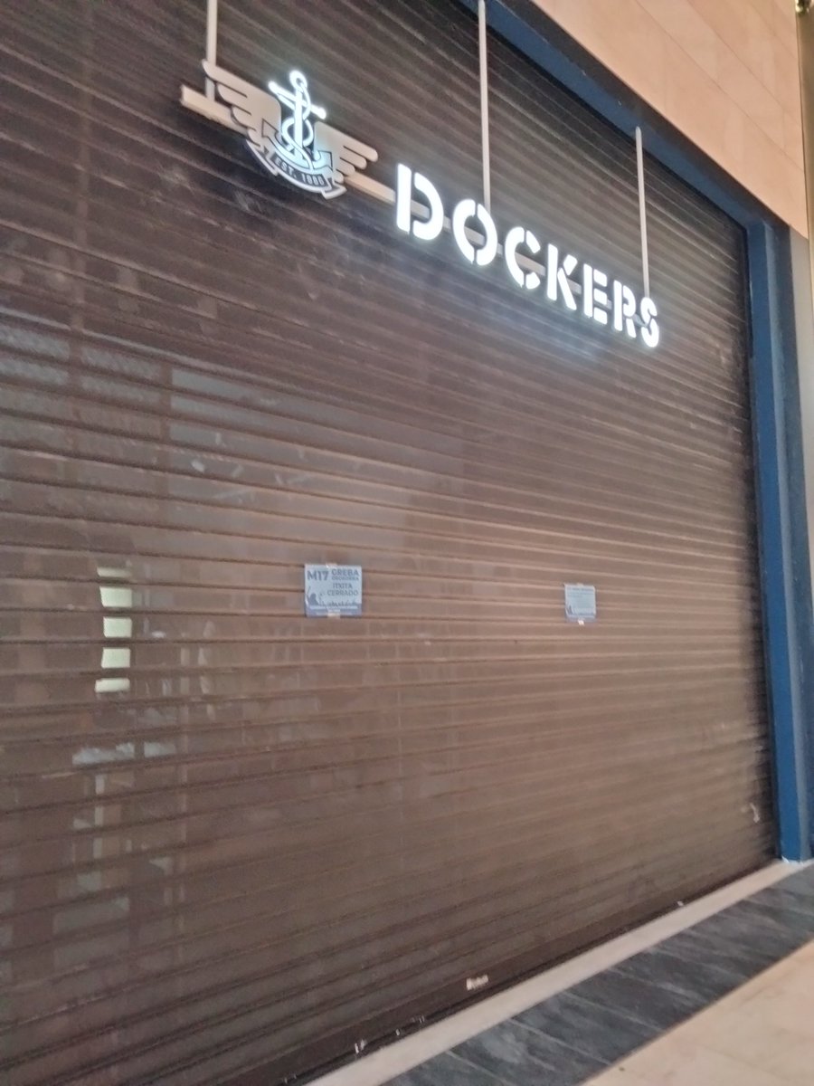 imataukorada's tweet photo. Natura, Dockers eta Krack dira itxita dauden denda bakarrak. Gainontzekoak irekita daude, baina oraindik ez dago ia eroslerik. https://t.co/qwoF9ZmSDH