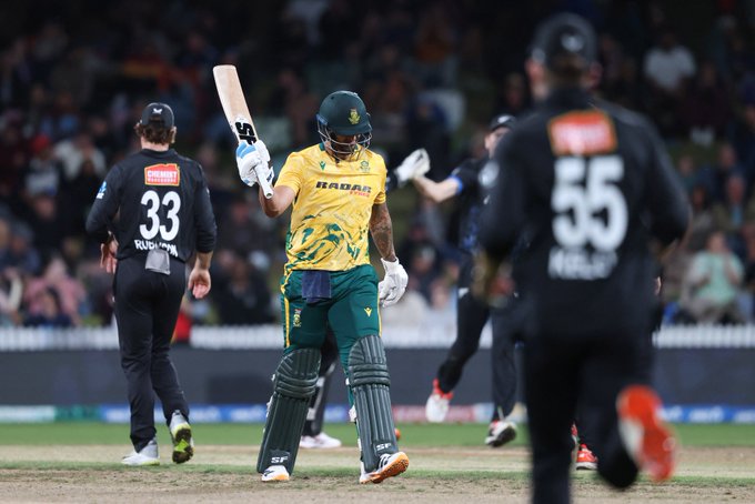 Collapse for South Africa as their 9th wicket falls down inside 100