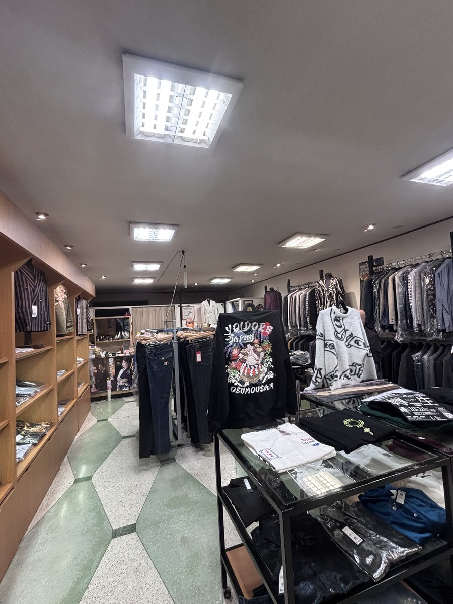 showmanship_f's tweet photo. 川端通商店街にあるメンズショップ『OSAKAYA』

数々のス��ージ衣装を送り出してきた老舗メンズ衣装専門店‼️
マジシャンやカラオケ大会のステージ衣装、セミプロシンガーの衣装などを求めて買いに来る方が多数🎤✨

ノートルダム物語のポスターを入り口に貼っていただきました👏 https://t.co/754Qq9M6MU