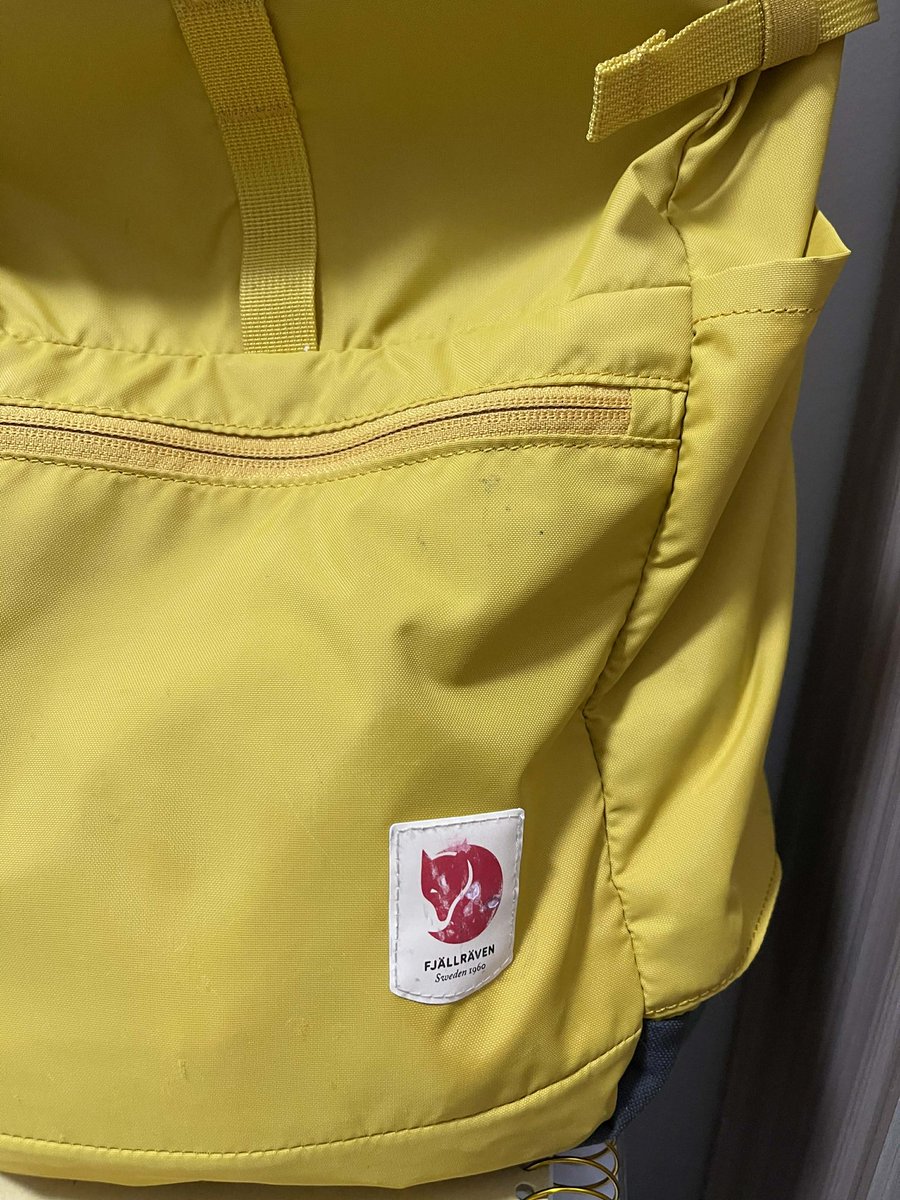 Pinkiepop16's tweet photo. Hello uaena people specially  maena 🇵🇭  helping a friend please repost to my friends 

wts ph 
last price 
bought last July 
authentic 
ordered from the store in 🍊 app

minor flaw on the logo part due to washing https://t.co/bM4gChnnNV