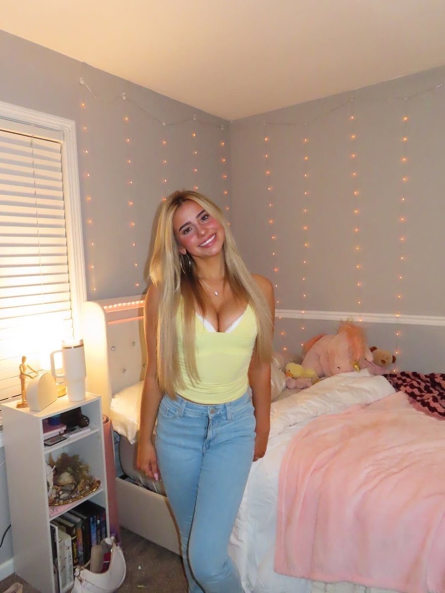 welcome to my dorm room 🙂