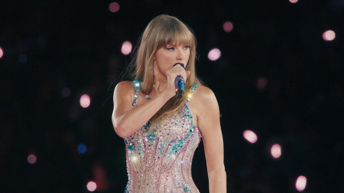 TSwiftNewsJP's tweet photo. 💘🦋🌿🐍💜━━━━
     Celebrating 3 years of
                        #TSTheErasTour
                       ━━━━ 🧣🌳🏙🫶🏻🕰️
３年前の今日
#テイラー・スウィフト が史上最高興行収入ツアー 『The Eras Tour』を米・アリゾナ州グレンデールState Farm Stadiumにてキックオフ🎤💫

【⏰公演時間】
約3時間15分（超ロング公演！）
※休憩なしのノンストップステージ

【🎶セットリスト】
・全10アルバム＝“10の時代(Eras)”を網羅
・44曲前後を披露
・毎公演“サプライズソング”あり🎸

【💰興行収入】
🌍約20億ドル超（＝史上最高記録）
音楽ツアーの歴史を塗り替える大成功に

“Taylorのキャリアすべてを体験できる伝説のツアー”✨
ぜひ、ツアーの思い出に浸ってみてください💭