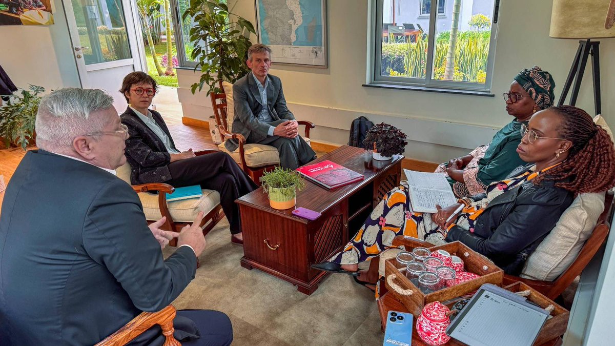 Always a pleasure hosting Dr @AshaMohammed around - congratulations on her expanded role as Head of the Cluster Office in Addis, covering Djibouti. Together with <a href="/JReynoldsICRC/">James Reynolds</a>, we discussed regional dynamics and explored further collaboration amongst Movement Partners.