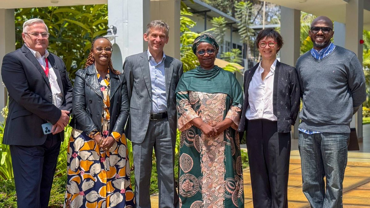 MDubeauICRC's tweet photo. Always a pleasure hosting Dr @AshaMohammed around - congratulations on her expanded role as Head of the Cluster Office in Addis, covering Djibouti. Together with @JReynoldsICRC, we discussed regional dynamics and explored further collaboration amongst Movement Partners. https://t.co/vt3P1m1rPp