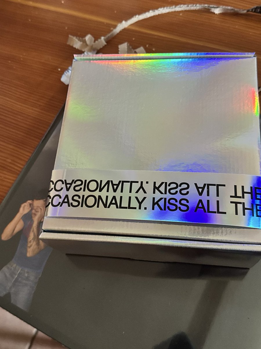 sunflowhar_ry's tweet photo. has anyone in eu received the limited edition camera box set in the silver version despite having ordered the one with the image of the crowd? @hshq can you help? i got the crowd one as im one of the people in the crowd and i’d love to have the box i ordered https://t.co/UAWkQFv5Ui