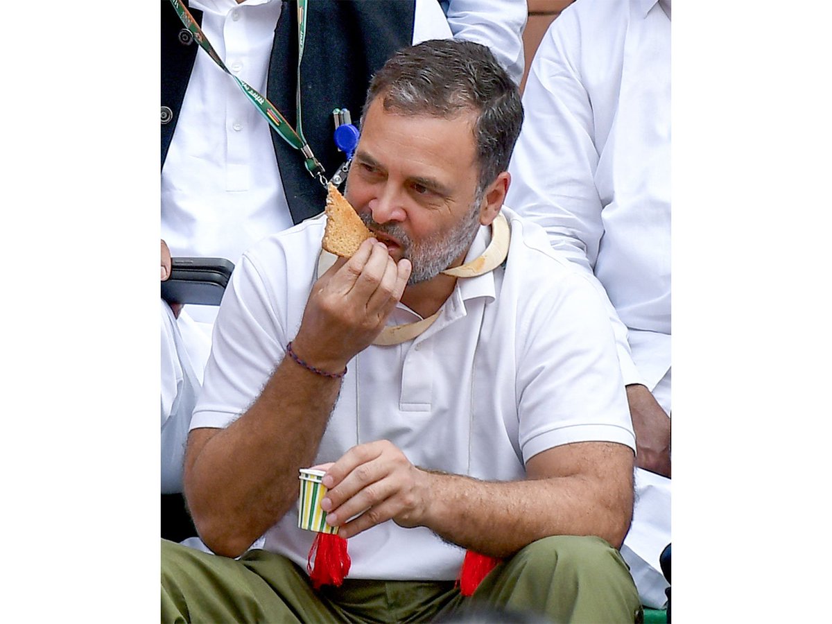 ani_digital's tweet photo. "Indulges in theatrics": 204 veterans, ex-officers' demands apology from Rahul Gandhi on tea incident in Parliament
Read @ANI Story | https://t.co/NgeyTwaz4u
#RahulGandhi #LetterfromVeterans #SPVaid #RahulTeaincident #Parliament https://t.co/nwDektzmoc