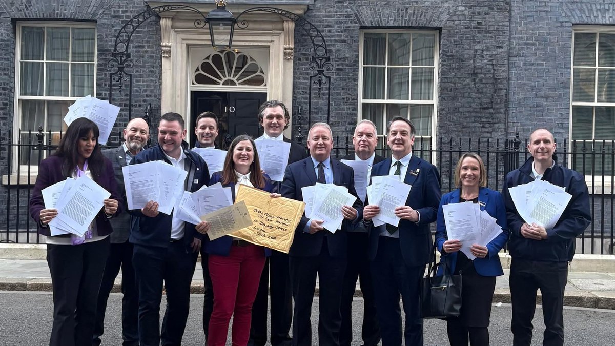 leaderlive's tweet image. Thousands back calls to restore direct Wrexham to London train route.

leaderlive.co.uk/news/25941450.…

#Wrexham #London #rail #campaign