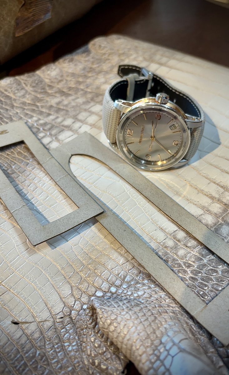 earnest_strap's tweet image. CODE 1159。パール加工のヒマラヤクロコにて。
#コード1159 #code1159 #オーデュマピゲ