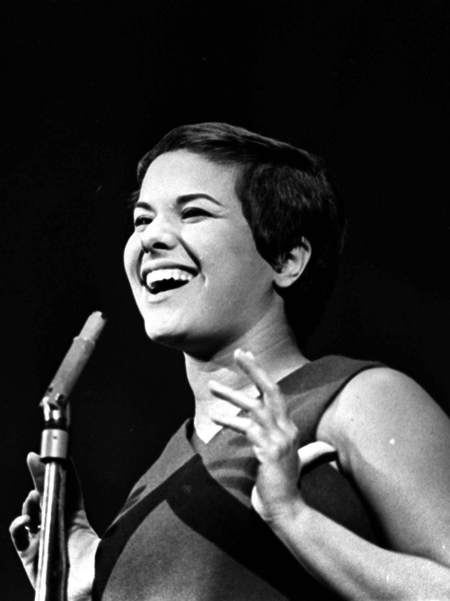 FURACÃO! 🚨🌀 No dia 17 de março de 1945, nascia Elis Regina, a inigualável voz da música brasileira que completaria 81 anos hoje! 🎶🎂❤️

Com uma carreira intensa e brilhante na MPB, bossa nova e jazz, Elis marcou gerações com sua interpretação emocionante e presença de palco