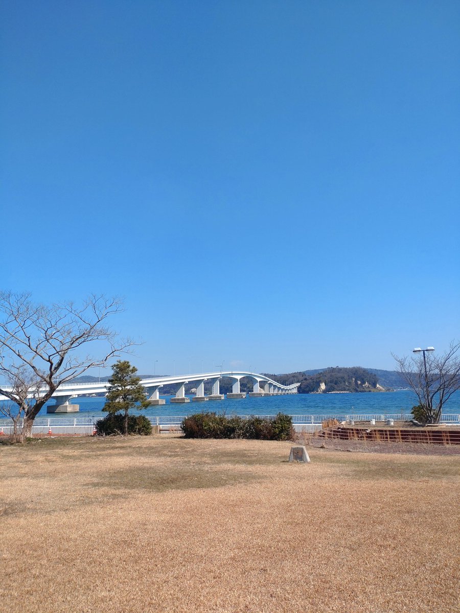 takemax99's tweet photo. 仕事の合間に和倉温泉側から能登島を見る。
和倉温泉は多くの旅館が未だ営業出来てない。 https://t.co/nrnLx1r8g0