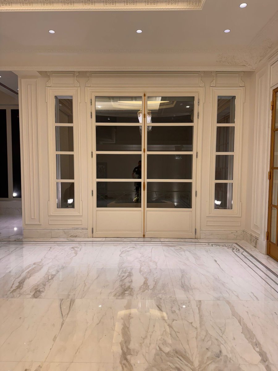 ALKAYANDECOR's tweet photo. في أحدث مشاريعنا بجدة، تم تنفيذ النوافذ بالكامل من الخشب من الداخل والخارج باستخدام خشب Red Grandis الفاخر صناعة إيطالية.
تم تشطيبها بدهان RAL أبيض يمنحها مظهراً ناعماً وأنيقاً يضيء المكان ويعكس ذوقًا رفيعًا.

جودة تُرى، وحرفية تُحس من أول نظرة. ✨

#تصميم_داخلي #نوافذ_خشبية https://t.co/27yWuZnXRu