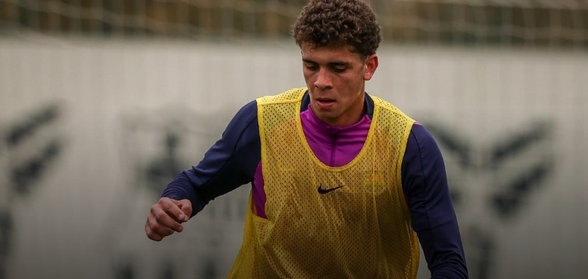 الصبر مع حمدي عبد الكريم بدأ يعطي ثماره! المهاجم المصري يحظى بثقة كاملة من برشلونة، والدليل؟ منذ اليوم الأول وهو أساسي مع فريق الشباب في النادي الكتالوني.. مستقبل واعد ينتظر هذا النجم الصاعد! المصدر: Diario SPORT 