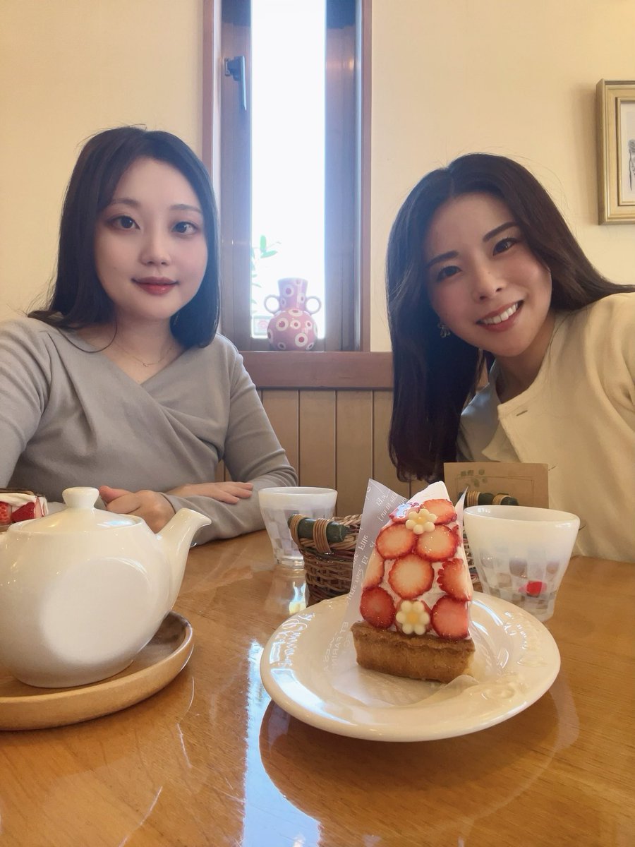 tomomy72pf's tweet photo. 可愛いケーキいただきながら野中先生と次年度の打ち合わせ🍰🍓🫖🌼 https://t.co/2k03NHsyzR