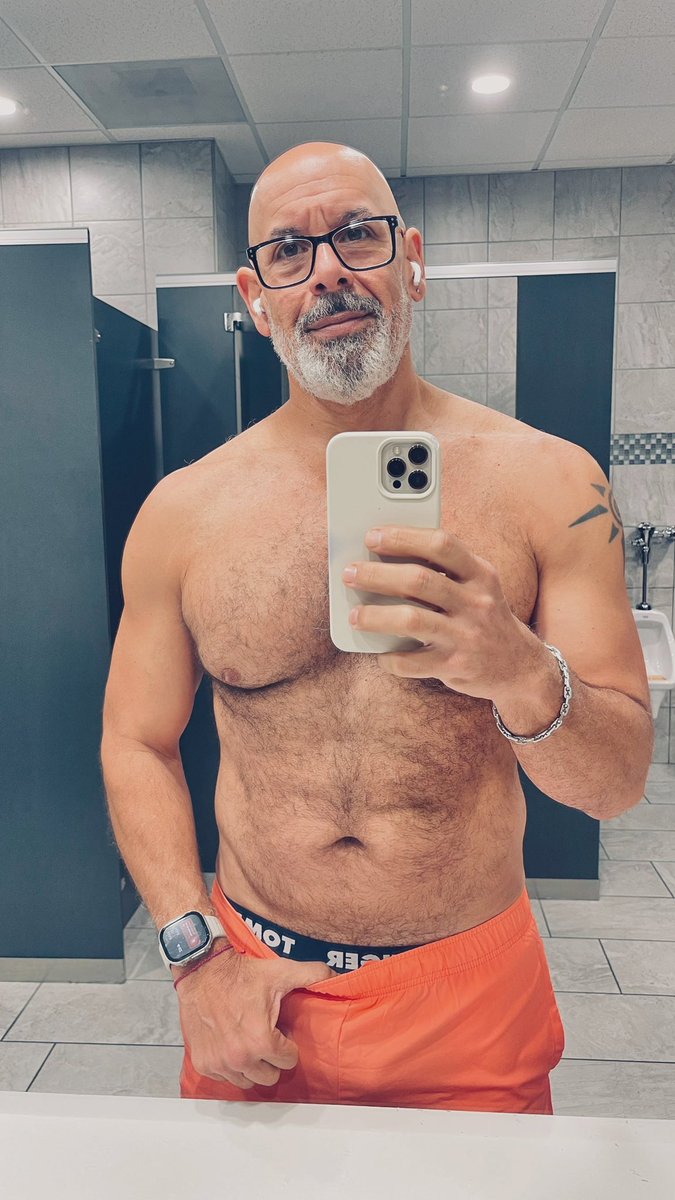 carmuel70's tweet photo. #VibeMotion #relaxtime #hairymuscle #Boricua #bomdia #gymroutine #BeardedMan #barba #gym #PlanetFitness https://t.co/cyNGPRbYkV