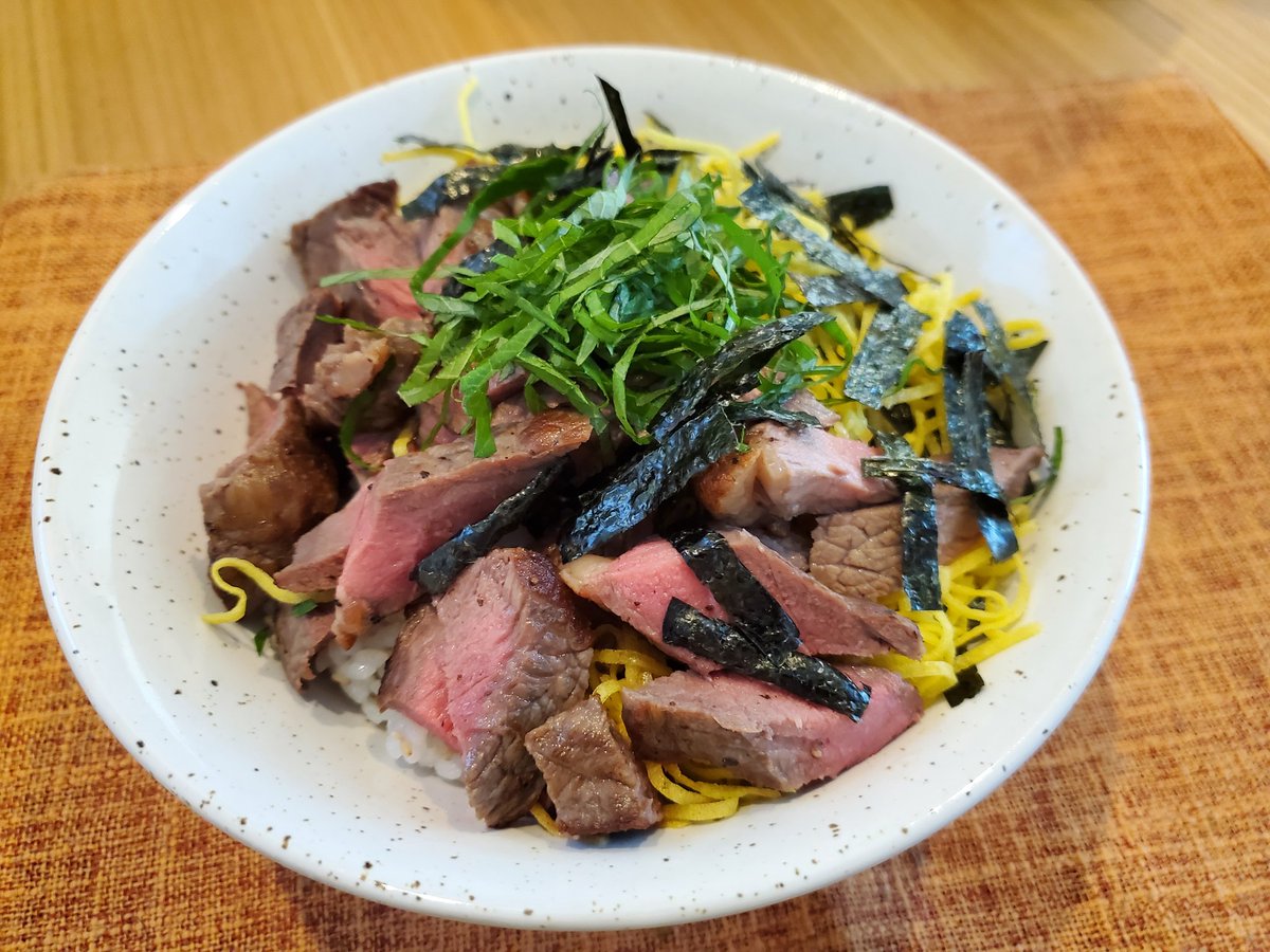 ローストビーフ、一口サイズに切ってひつまぶし風に仕立てると割と美味しいと思う。