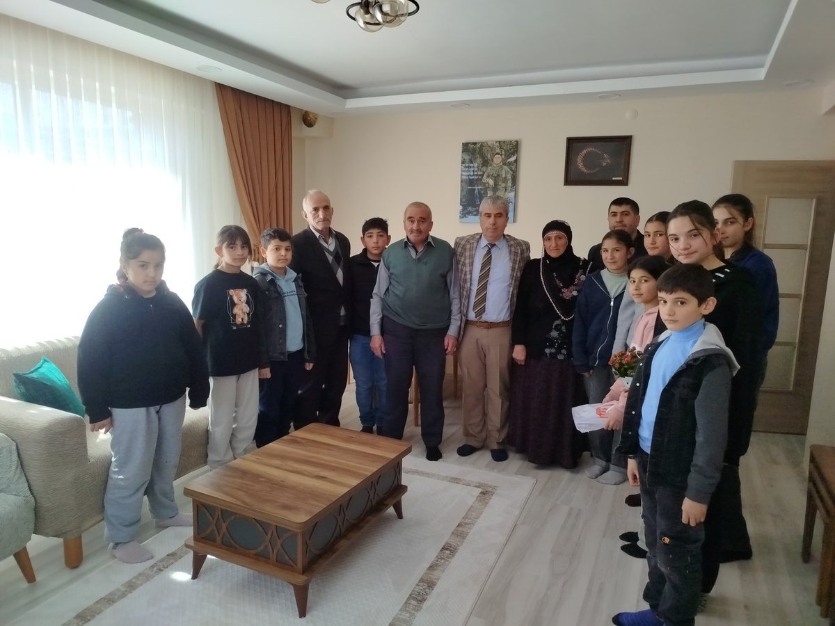 AlmusMem's tweet photo. İlçe Milli Eğitim Müdürümüz Sayın Nuri Yıldız, Ormandibi Şehit Adem Tar Ortaokulu   öğrenci ve öğretmenleri ile Şehidimiz Yasin Karacanın kıymetli ailesini ziyaret etti. 

@@tokatmem@HuseyinKir64 https://t.co/gLUCEQOScX