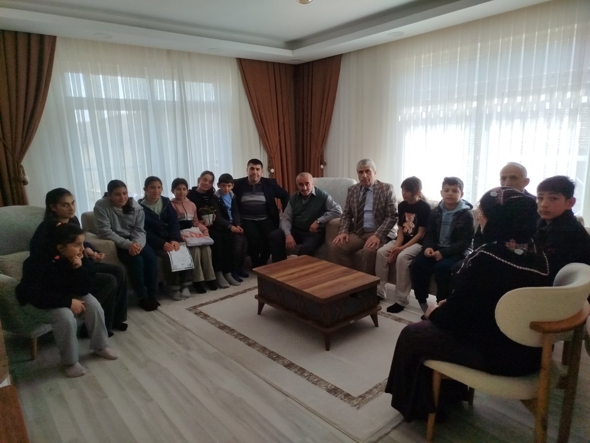 AlmusMem's tweet photo. İlçe Milli Eğitim Müdürümüz Sayın Nuri Yıldız, Ormandibi Şehit Adem Tar Ortaokulu   öğrenci ve öğretmenleri ile Şehidimiz Yasin Karacanın kıymetli ailesini ziyaret etti. 

@@tokatmem@HuseyinKir64 https://t.co/gLUCEQOScX