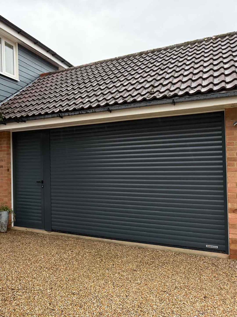 easterngroupuk's tweet photo. If you’re looking for quick everyday access to your garage without opening the full #GarageDoor, here’s a great example. This RollMatic T we installed in Bishop’s Stortford includes a matching interlinked side door - perfect for just popping in and out without running the motor. https://t.co/l9FUe5AYlN