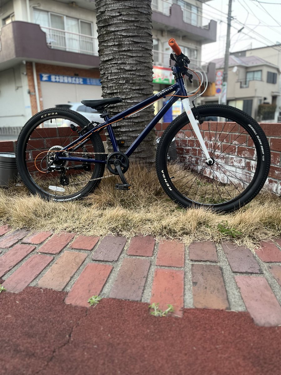 astbikes's tweet image. １年点検&amp;amp;プチカスタムを致しました。
ブレーキワイヤーはホワイト、シフトワイヤーはオレンジ、グリップもオレンジで良い感じのコーディネートですね。
楽しく乗って下さいね。
＠ヨツバサイクル
＠キッズマウンテンバイク
#astbikes
#astforest
#練馬板橋
#和光市秩父市
#マウンテンバイクショップ