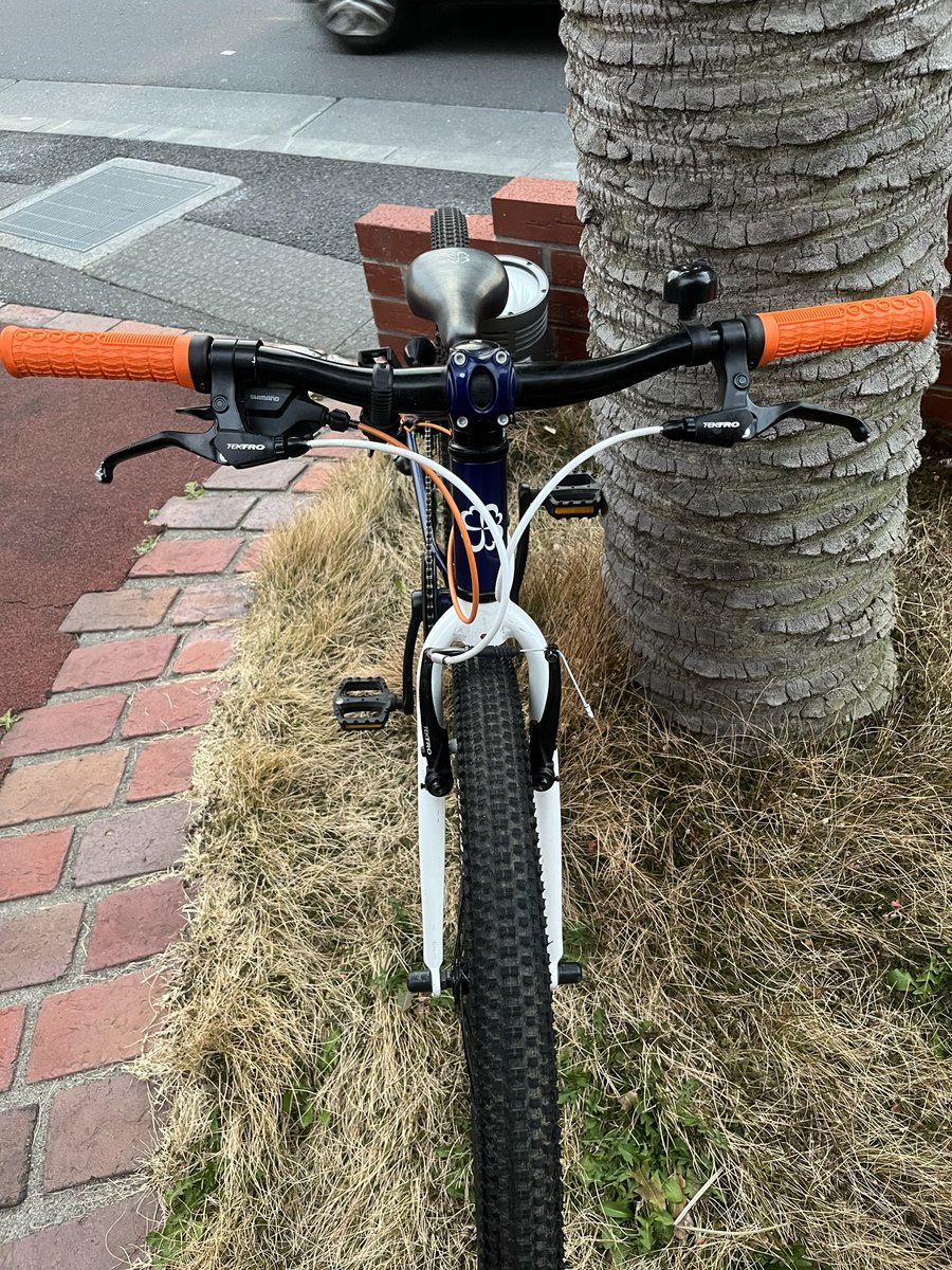 astbikes's tweet image. １年点検&amp;amp;プチカスタムを致しました。
ブレーキワイヤーはホワイト、シフトワイヤーはオレンジ、グリップもオレンジで良い感じのコーディネートですね。
楽しく乗って下さいね。
＠ヨツバサイクル
＠キッズマウンテンバイク
#astbikes
#astforest
#練馬板橋
#和光市秩父市
#マウンテンバイクショップ
