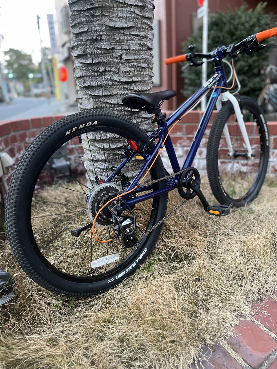 astbikes's tweet image. １年点検&amp;amp;プチカスタムを致しました。
ブレーキワイヤーはホワイト、シフトワイヤーはオレンジ、グリップもオレンジで良い感じのコーディネートですね。
楽しく乗って下さいね。
＠ヨツバサイクル
＠キッズマウンテンバイク
#astbikes
#astforest
#練馬板橋
#和光市秩父市
#マウンテンバイクショップ
