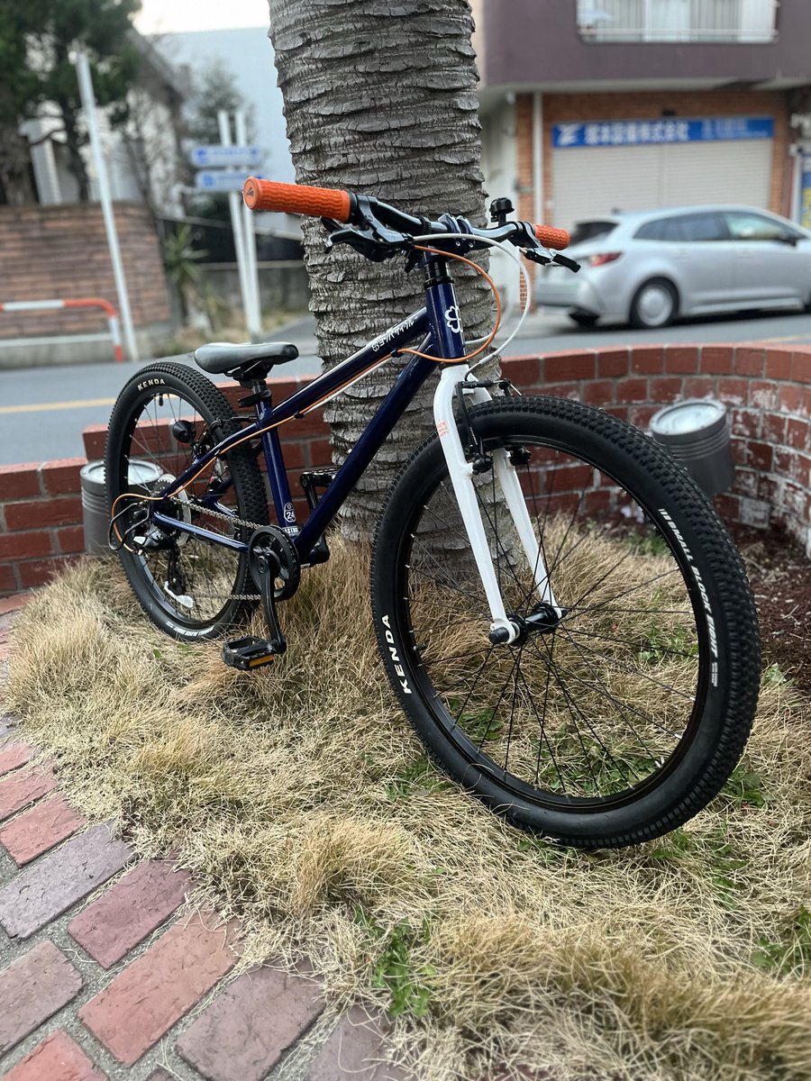 astbikes's tweet image. １年点検&amp;amp;プチカスタムを致しました。
ブレーキワイヤーはホワイト、シフトワイヤーはオレンジ、グリップもオレンジで良い感じのコーディネートですね。
楽しく乗って下さいね。
＠ヨツバサイクル
＠キッズマウンテンバイク
#astbikes
#astforest
#練馬板橋
#和光市秩父市
#マウンテンバイクショップ