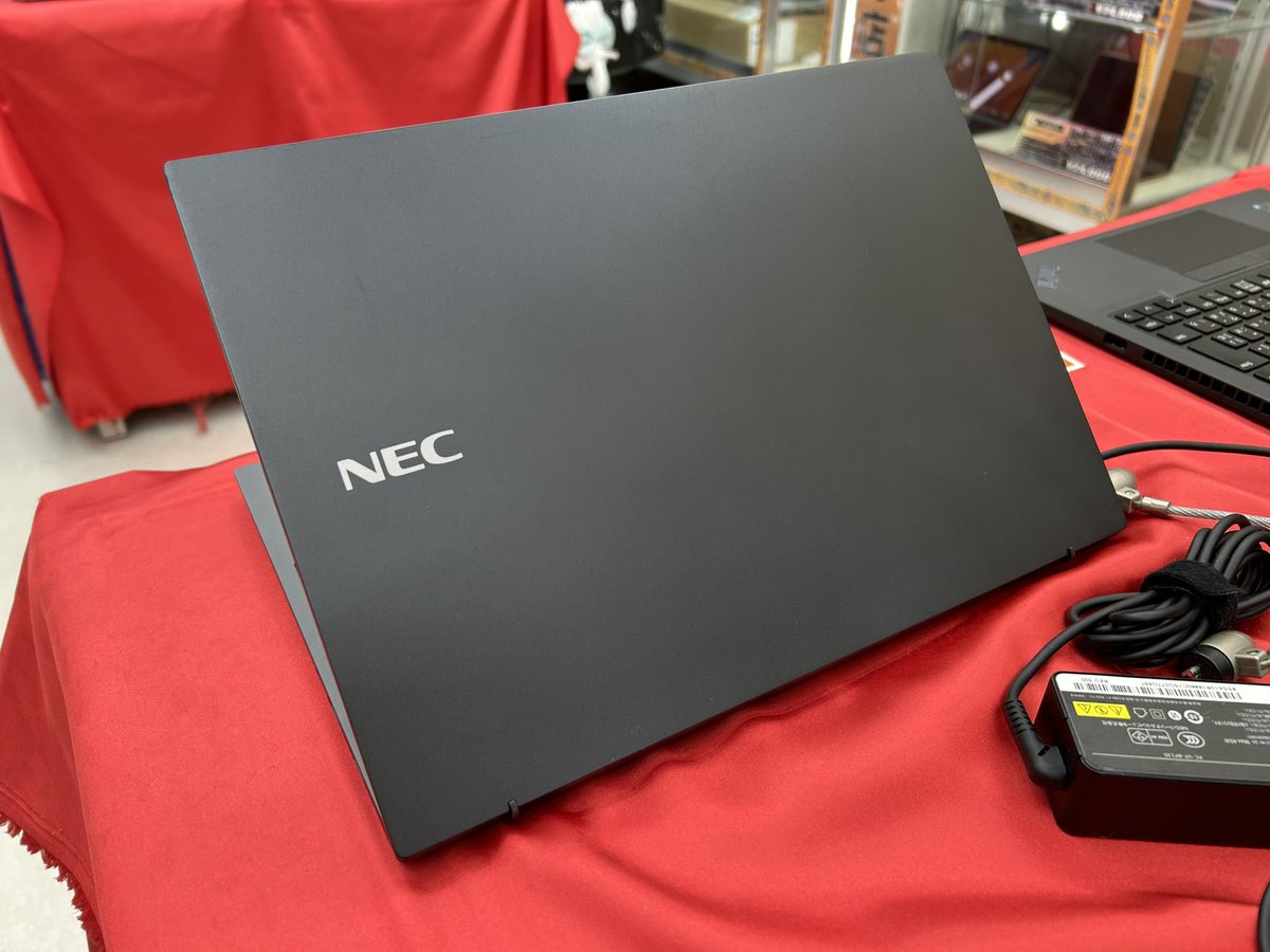 PCcomfullAKB4's tweet image. 極美品の軽量モバイルノート入荷！

処理性能は十分のi7-10世代！メモリも安心の16GB入りで、持ち出しでのヘビーな処理も♪

とにかく状態良いです！
これは買い！！

3台限り！
#NEC #VersaPro #VKV18 #秋葉原