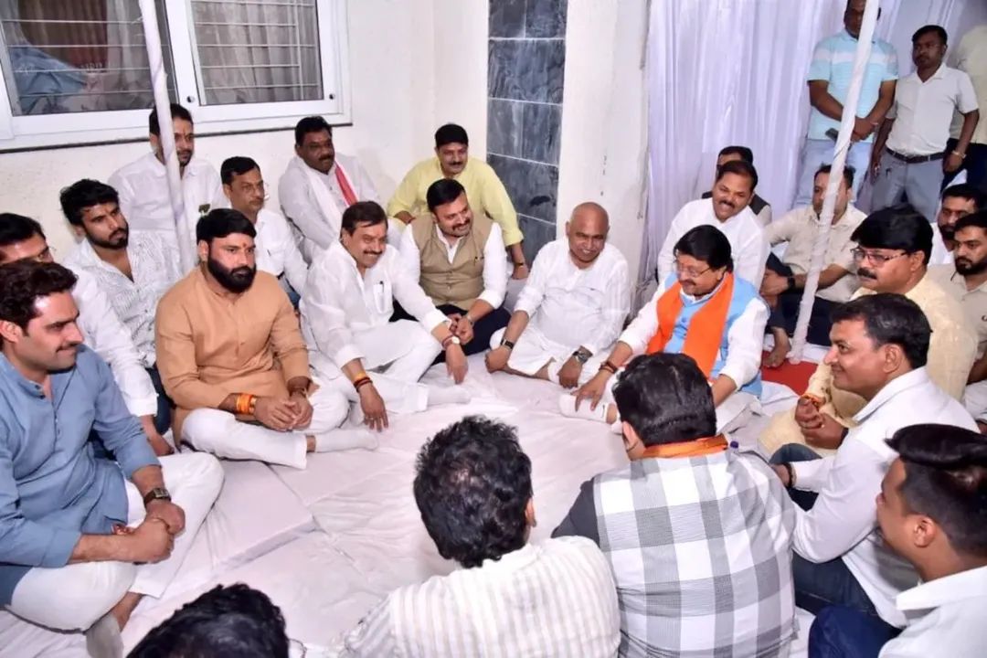 jprockp's tweet photo. #ऐसी #श्रद्धांजलि 
शोकसभा कभी नहीं देखी😡
ये हंसी किस बात की 
@ABPNews @jitupatwari @RahulGandhi @sudhirchaudhary @aajtak @anjanaomkashyap @htTweets @BJP4India https://t.co/kfUlLYbcca