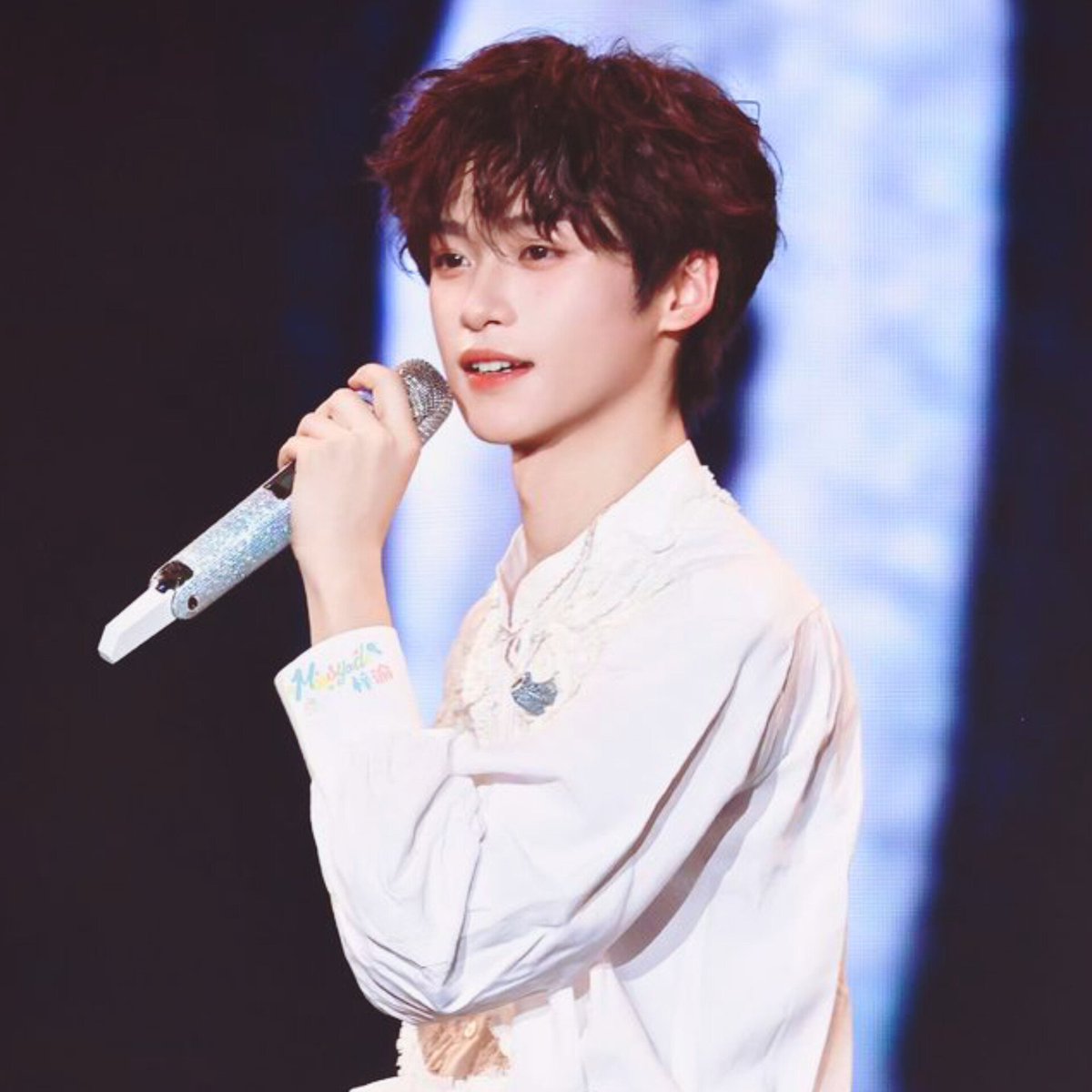 chrstn_dmns018's tweet photo. » Breakup with your boyfriend, I’m bored. «

“A #ChengWei AU wherein famous band singer Wu Suo Wei, fed up with stolen glances, uses the spotlight to publicly provoke the powerful Chi Cheng. Boredom ignites a high-stakes seduction that spirals into obsession.”

#tianziyu #逆爱 https://t.co/cdqBCr93h9