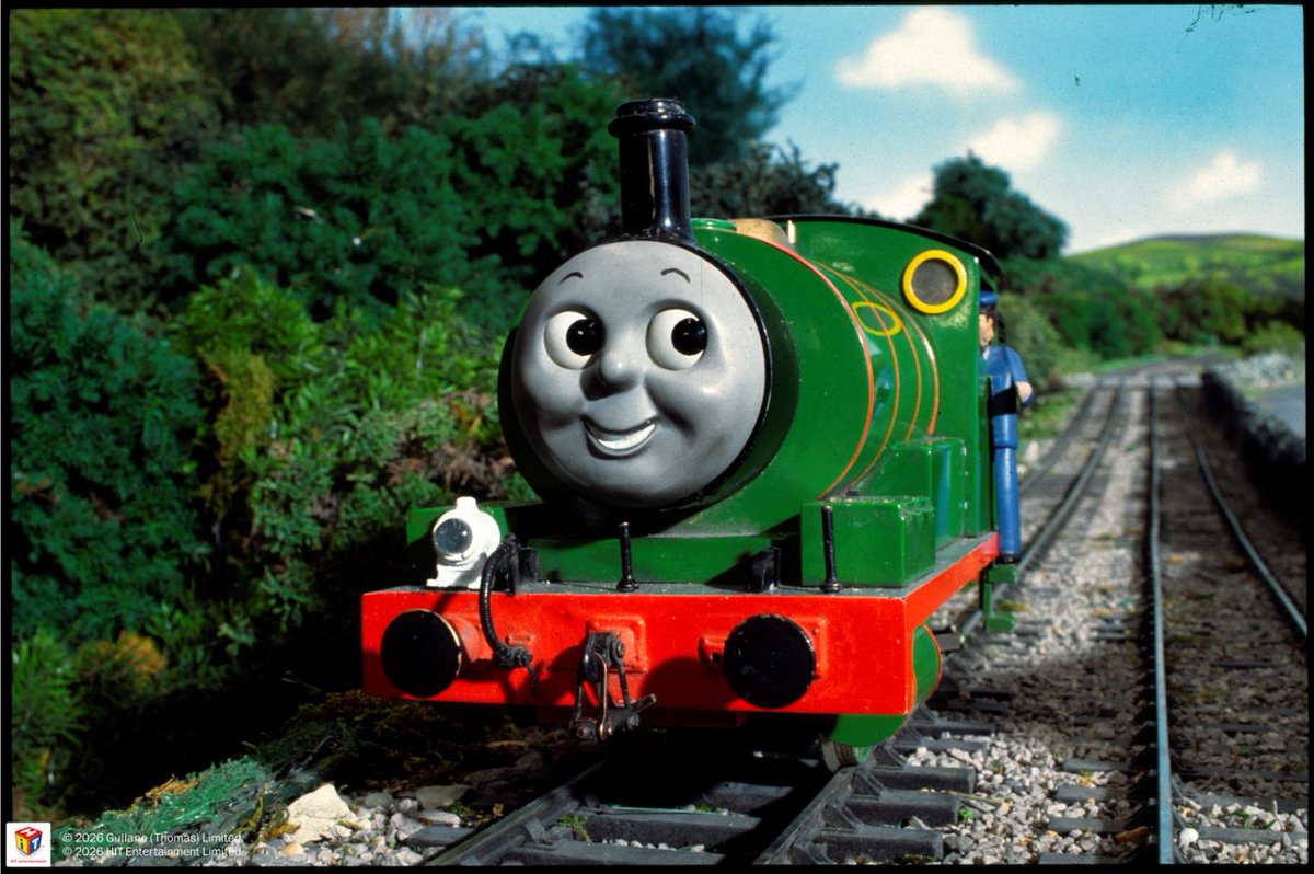 ThomasNo1_JP's tweet photo. ←入社初日　/　1年経った今→
#新卒の成長 #頼もしい #thomasandfriends #きかんしゃトーマス #OVERWORKトーマス #社会人 https://t.co/zp1ZMCeaOK