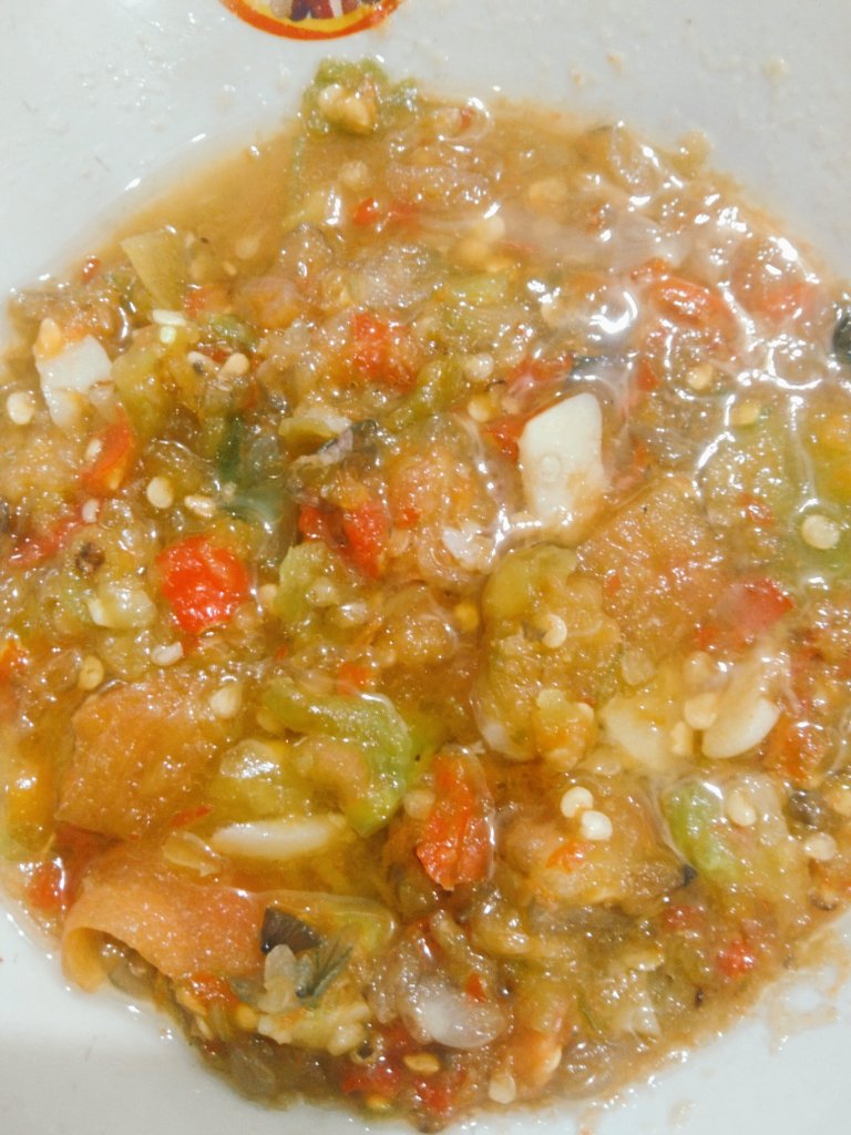 Linntaanng's tweet photo. Hari ini goreng ikan, sambelnya ada 2, matah &amp; pecak. https://t.co/iRAeevyQTu