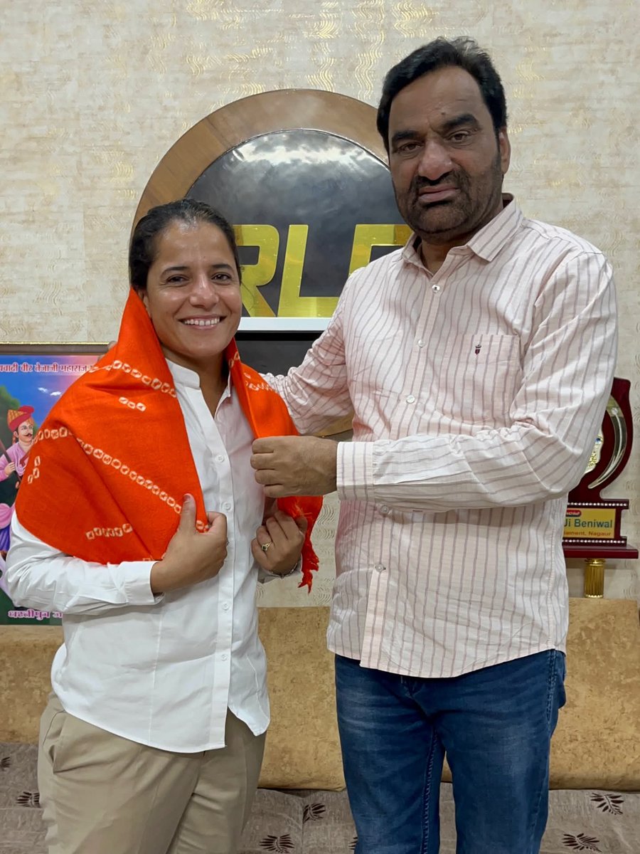hanumanbeniwal's tweet photo. विगत दिनों नागौर आवास पर राजस्थान सीनियर महिला क्रिकेट टीम की कप्तान सुमित्रा जाट ने शिष्टाचार मुलाकात की | मैंने सुमित्रा से खेल से जुड़े विभिन्न विषयों पर चर्चा करते हुए इनका मान - सम्मान भी किया | https://t.co/RS4fU9d55y