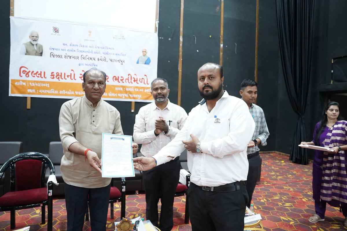 EBanaskantha's tweet photo. આજ રોજ જિલ્લા રોજગાર કચેરી પાલનપુર દ્વારા નગરપાલિકા ટાઉનહોલ  ખાતે જિલ્લા કક્ષાનો રોજગાર ભરતીમેળો યોજવામાં આવ્યો.જેમાં ૬૩૫ ઉમેદવારોએ ઇન્ટરવ્યૂ આપવા ઉપસ્થિત રહેલ તેમજ૧૫ નોકરીદાતોએ હાજર રહીને ઇન્ટરવ્યૂ  પ્રક્રિયા હાથ ધરેલ.જે પૈકી કુલ ૩૮૭ ઉમેદવારોની પસંદગી કરવામાં આવી.@nitinsangwan https://t.co/92TsMxuL1l