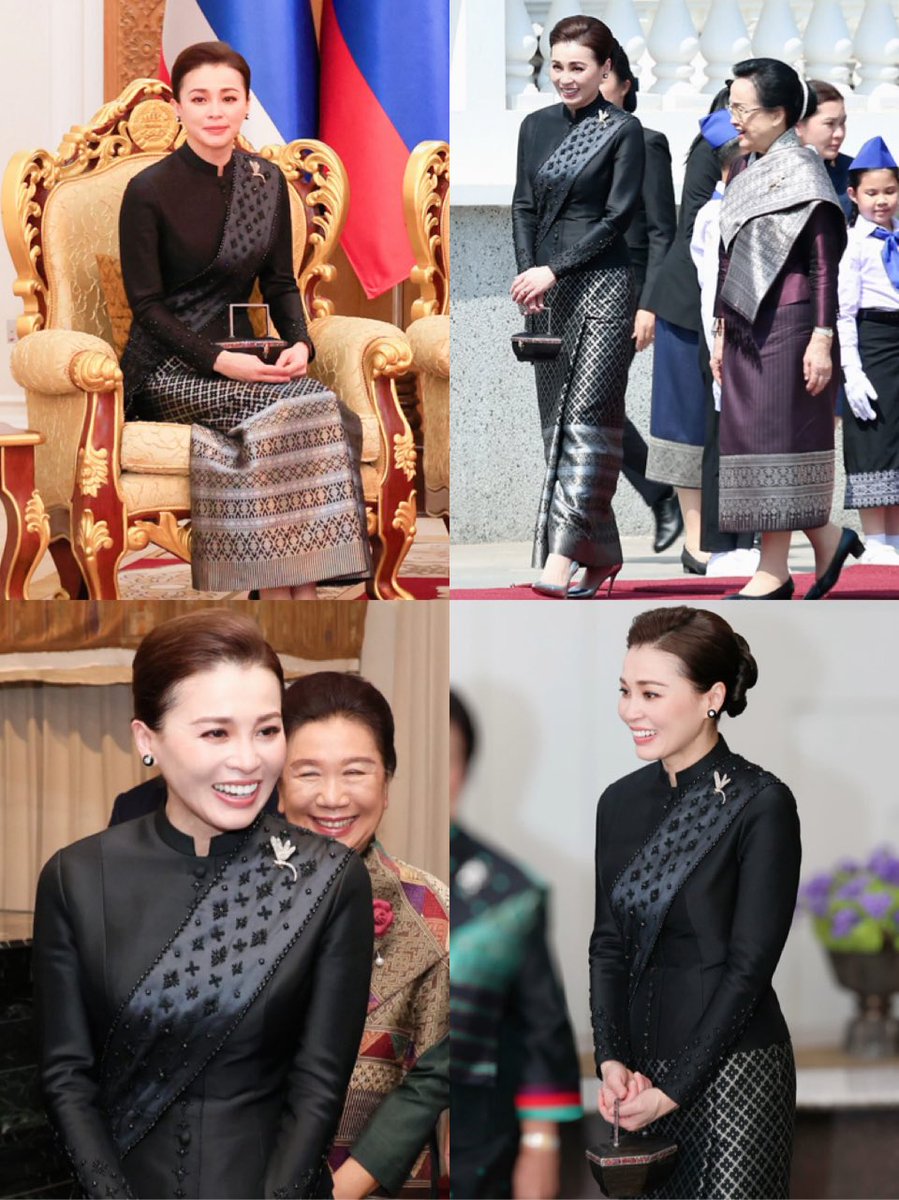 Look ที่ 2 “ควีน สุทิดา” เสด็จฯเยือนหอคำ🇱🇦
ฉลองพระองค์ #ชุดไทยพระราชนิยม #ชุดไทยอมรินทร์ ตัดเย็บด้วยผ้าไหมมัดหมี่สีดำนุ่งซิ่นยกดอกลำพูน พร้อมผ้าไหมเบี่ยงอันเป็นเอกลักษณ์ของชุดพื้นเมืองของสตรีชาวลาวทรงถือกระเป๋าย่านลิเภา
#พระราชินี #พระราชินีสุทิดา 
#QueenSuthida #ลาว #ทรงพระเจริญ