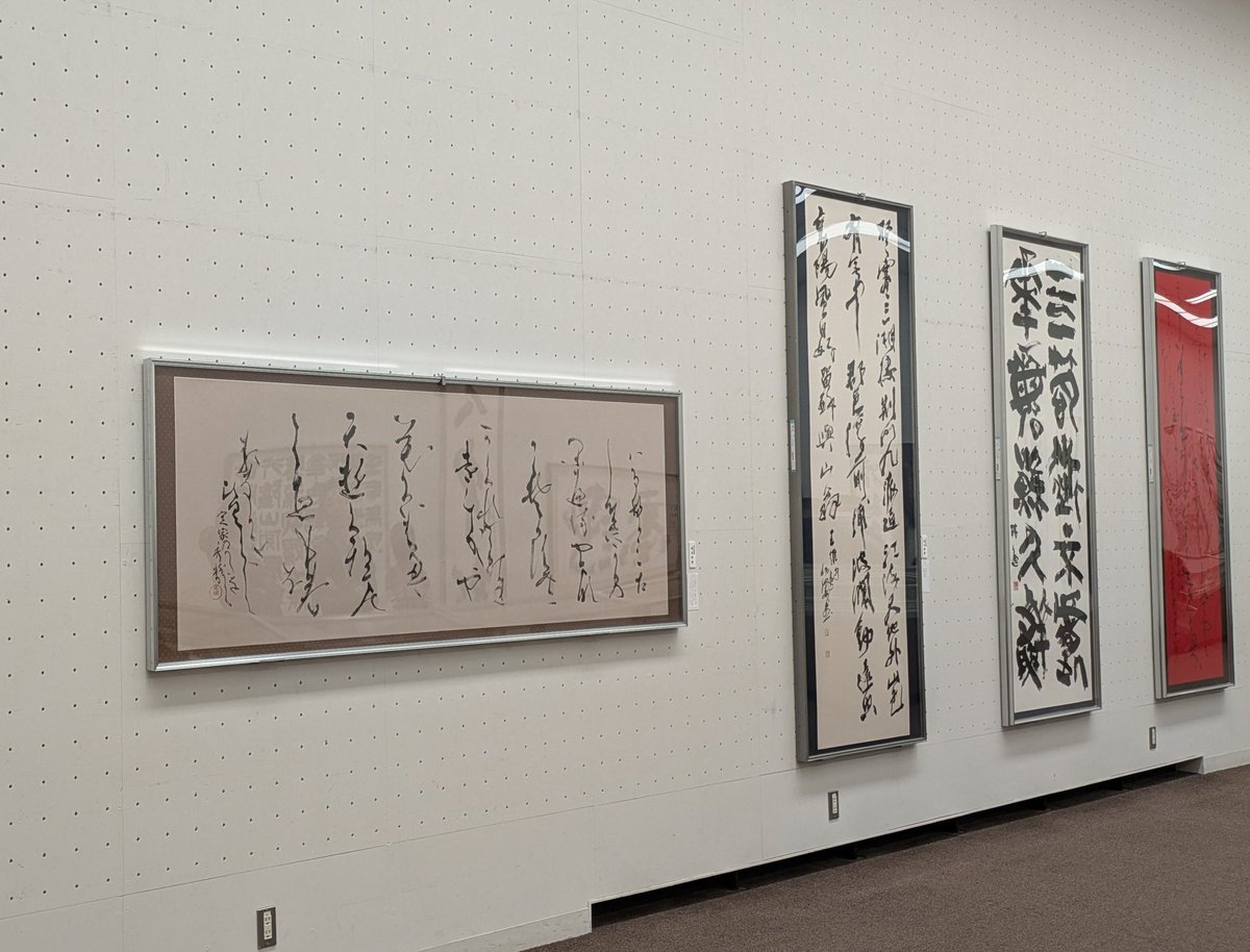 hideki4727's tweet photo. 第88回 謙慎書道会展

第一会場 東京都美術館 陳列して来ました。
藤原定家の花の歌２首
藤色の紙、3×8尺横額作品

明日18日(水)〜23日(月)
よろしくお願い致します。 https://t.co/QBnVPN1zFW