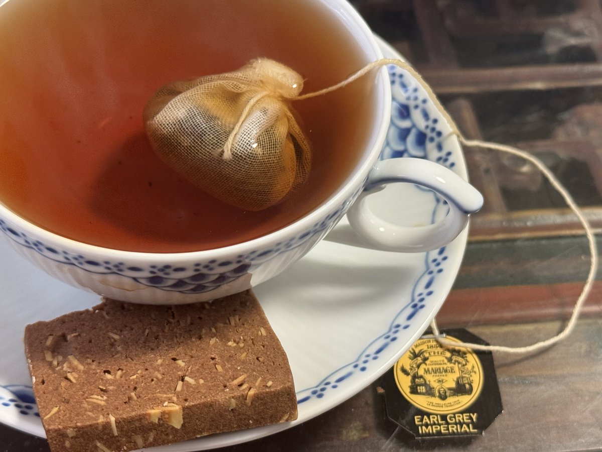 レーズンパンが好き
茶友からいただいたクロテッドクリーム
マーマレードで　ゴージャス
お茶は丸子紅茶　紅富貴からの
マリアージュ　アールグレイ