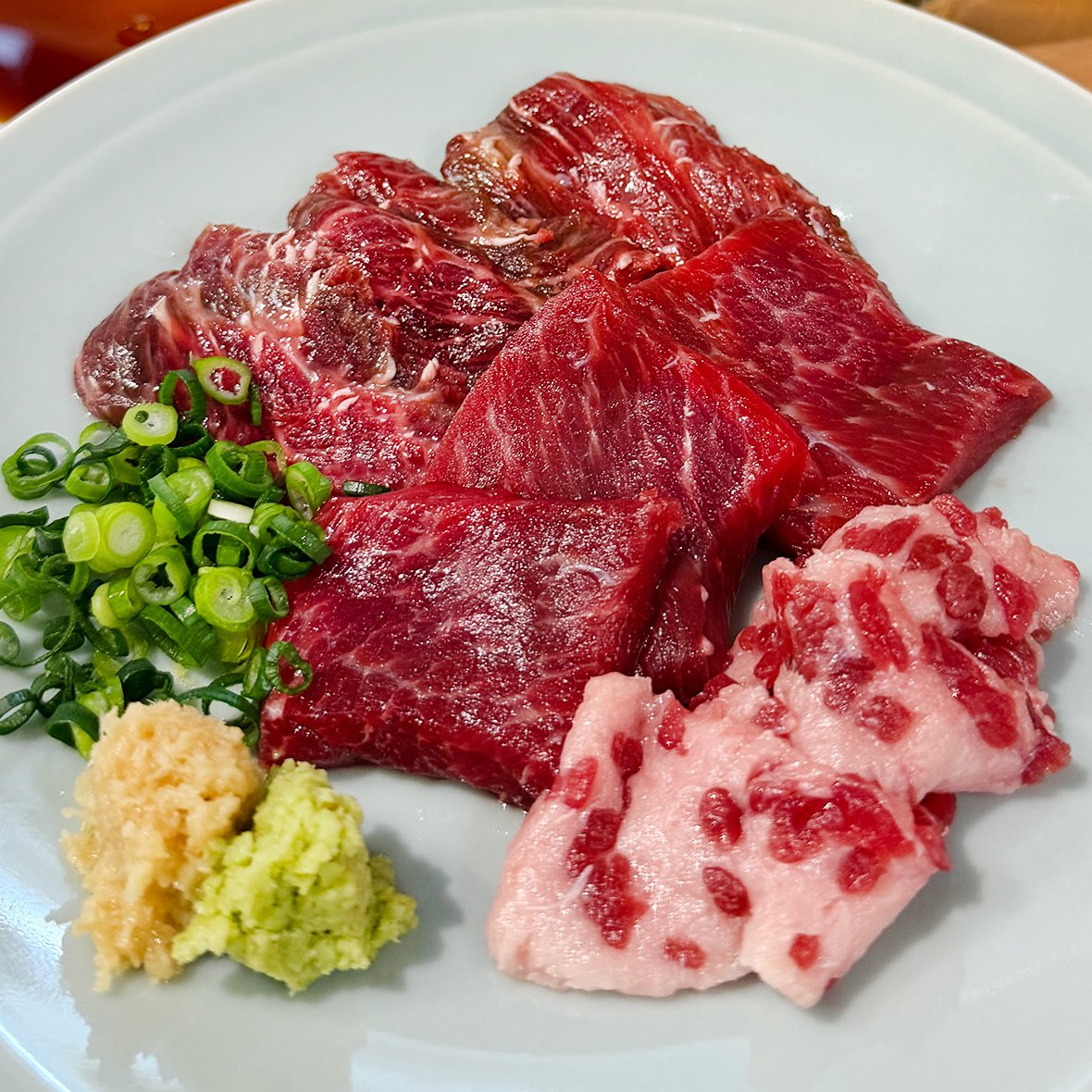 1000bero_net's tweet photo. 新橋にくじら料理専門の立ち飲みがオープン✨

新橋「いさな」。鯨問屋直営の立ち飲み居酒屋で、刺身や珍味などのくじら料理、おつまみは300円から気軽に楽しめます。

https://t.co/eQhi1XMFzj https://t.co/ylG8l0pNHe