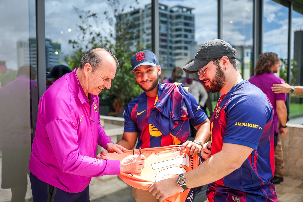 FCBPenyes's tweet photo. 💙❤️ La última parada de la gira de los Barça Legends por América tuvo lugar este fin de semana en Santo Domingo.

😊 Como no podía ser de otra manera, la @PBCSibilio nos recibió con los brazos abiertos.

👋 ¡Hasta la próxima! https://t.co/eJGt3TryUi