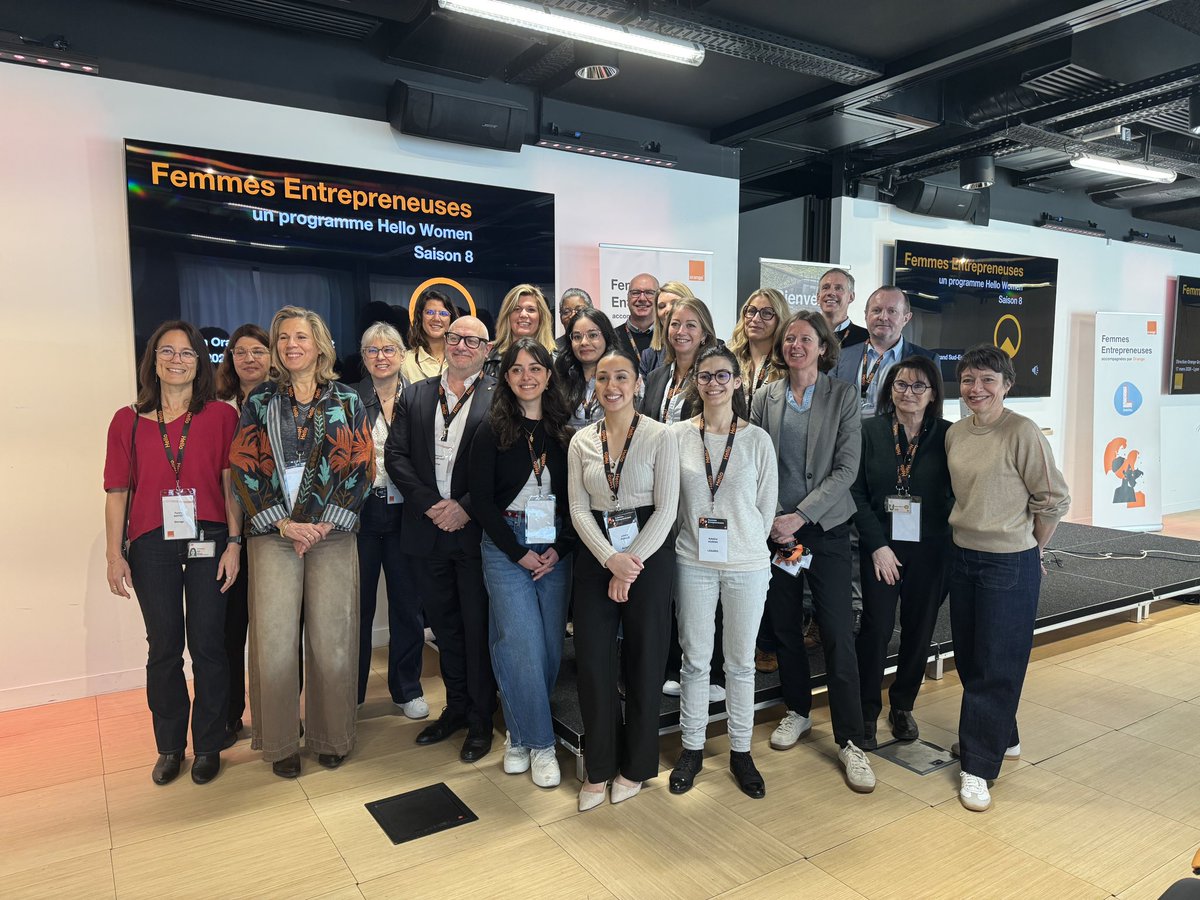 OrangeAuRA's tweet photo. Top départ pour la 8° saison du dispositif #FemmesEntrepreneuses en Auvergne Rhône Alpes : un accompagnement de 10 mois avec des ateliers, du mentoring et le soutien d’un réseau.  Bienvenue à toutes, sur la photo avec leurs mentors et nos partenaires. https://t.co/wyeAY1zqHu