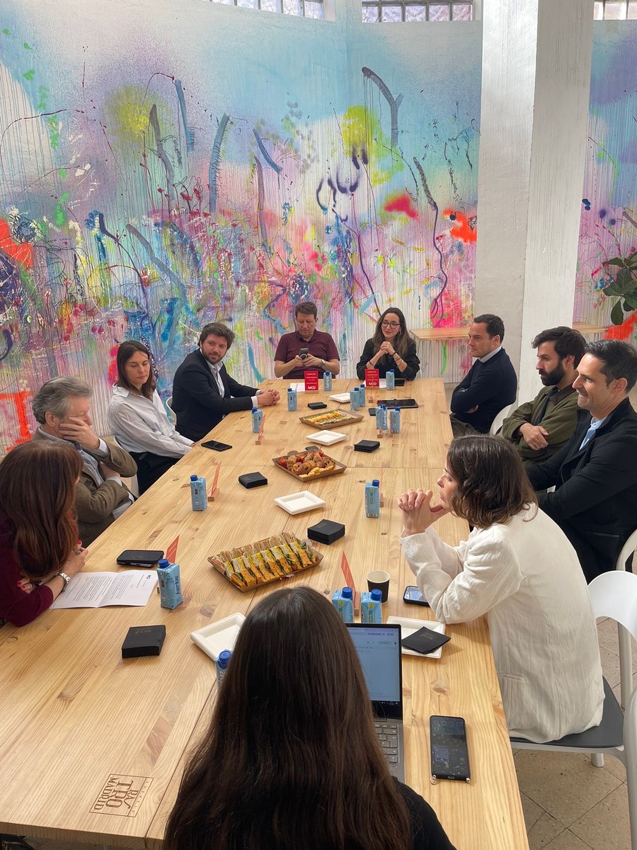 mkdirecto's tweet image. Hoy estamos en nuestro evento Leading CMO con los líderes de @NetflixES @mahou_es @Starbucks @KFC_ES @ILUNION @IKEASpain @renaultgroup @MediaMarkt_es 🚀

Hablando sobre #tendencias #retos #marketing #publicidad #campañas #innovacion #IA en el Espacio Rastro de @_ephimera 📍