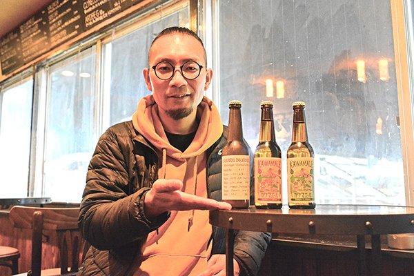 ＜2026年3月17日付の紙面より＞
川前発クラフトビール「カワマエール」品評会で県内唯一の金賞に輝く | いわき民報 iwaki-minpo.co.jp/news/2026/03/3… 
#いわき #川前 
（写真：品評会で入賞したクラフトビールを前にする三戸さん）